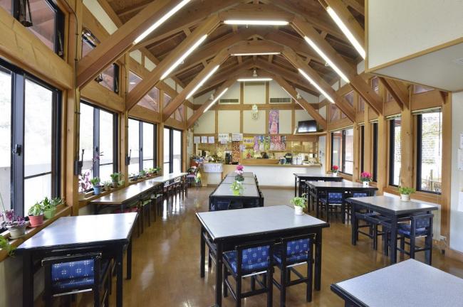 湖畔の里つきがせのイートインスペースの店内の写真。