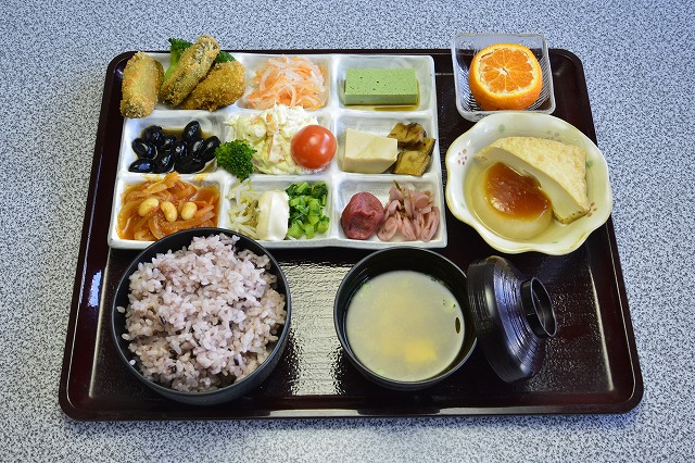湖畔の里つきがせの日替わり定食の写真。