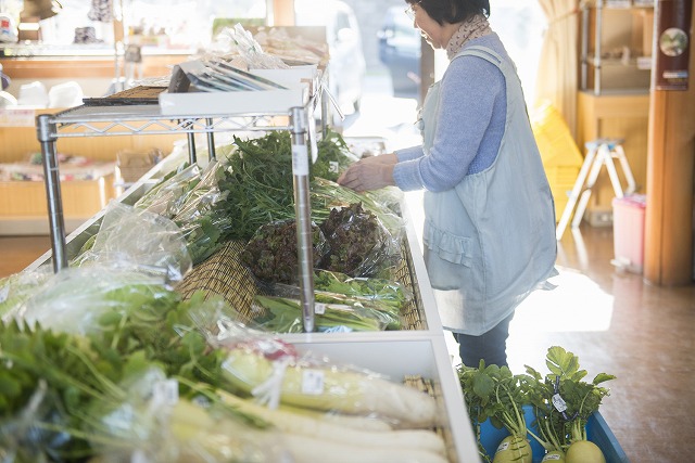 湖畔の里つきがせの直売所の中の様子がわかる写真