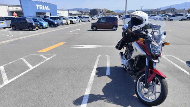 スーパーセンタートライアル橿原店の駐車場にバイクを止めている画像