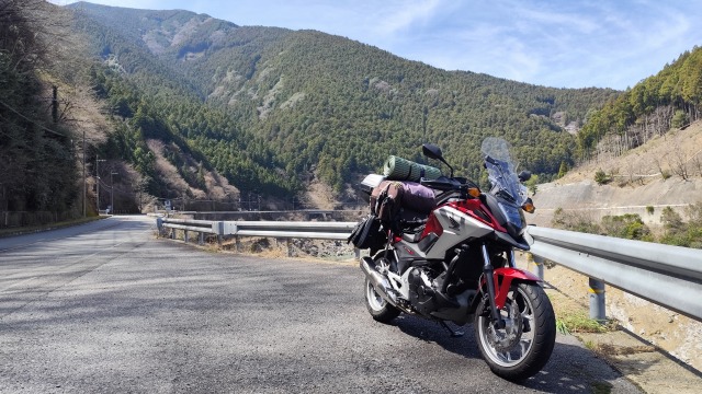 国道169号線の脇にバイクを泊めている画像