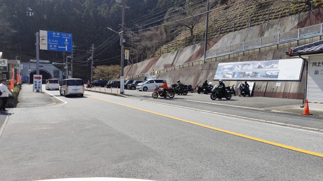 道の駅 杉の湯川上で多くのバイク乗りが写っている画像