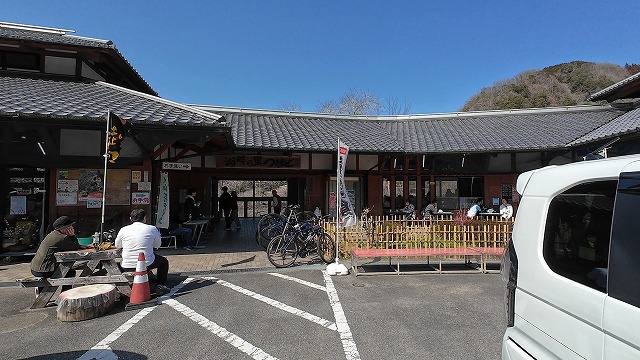 湖畔の里つきがせにあるイートインの入口の写真