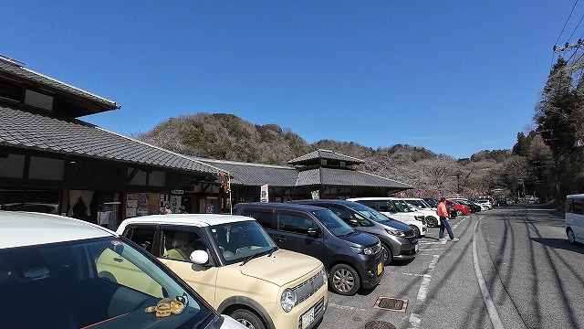 12時を過ぎて駐車場がいっぱいになっている状況が分かる湖畔の里つきがせの写真