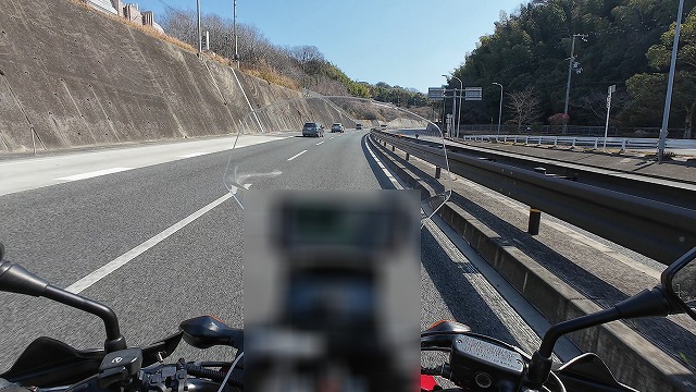 国道163号線をバイクで東に向かって走っている写真。