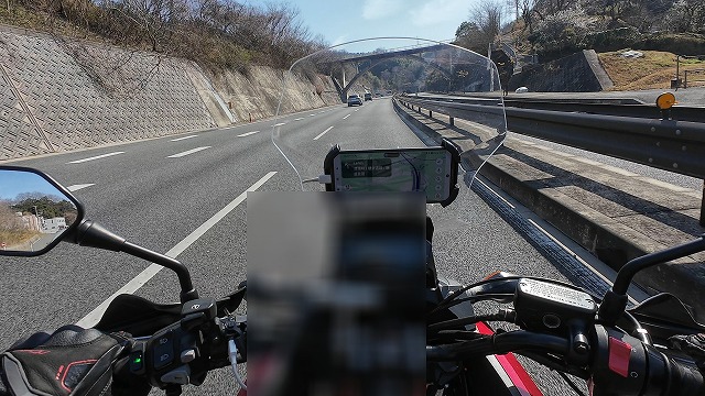 国道163号をNC750Xで東に走っている写真