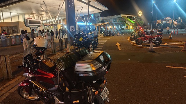 夜の針テラスの駐輪場