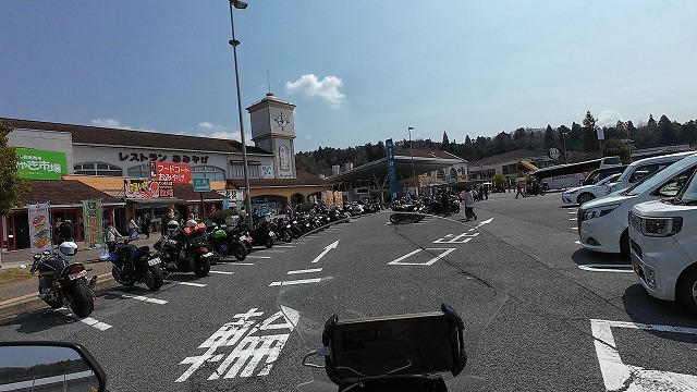 針テラスでたくさん並んでいるバイク