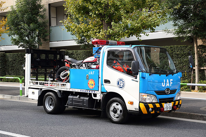 JAFがバイクを運んでいる